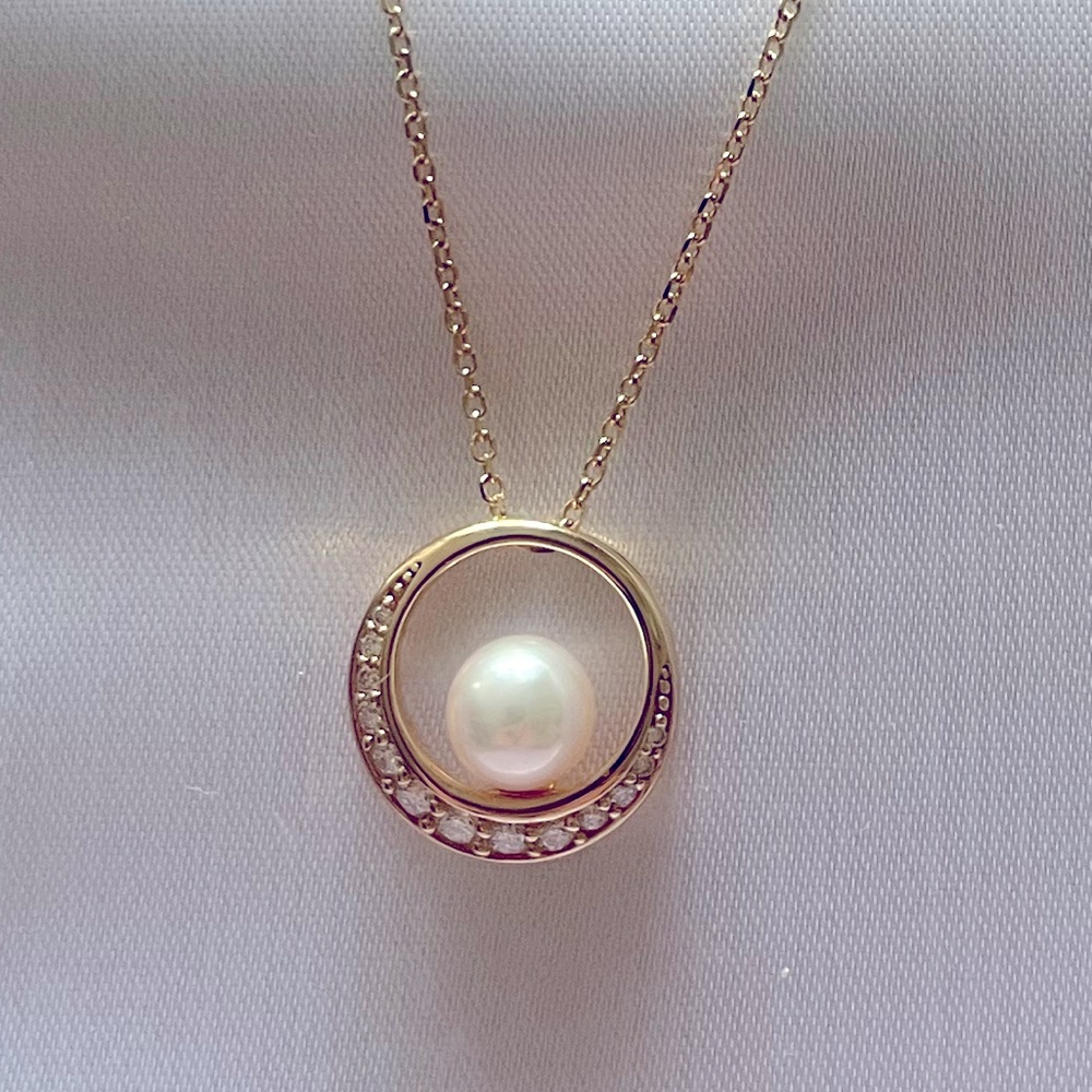 NEW!! Na Hoku 14KY Akoya Pearl & Dia Crescent Necklace! With 14KY 17in chain 🌺